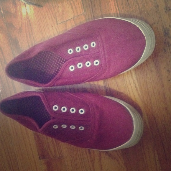 SOLD Maroon lace less shoes!