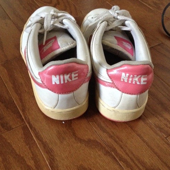Nike shoes (pink and white) - Picture 1 of 3