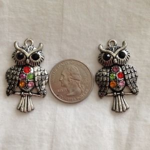 A pair of owl Pendant