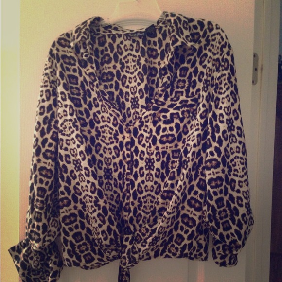 Leopard tie in the front top (worn once)