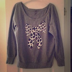 Leopard / bow gray sweater