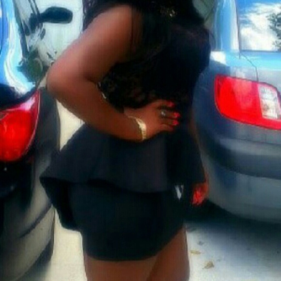 A simple black dress - Picture 2 of 4