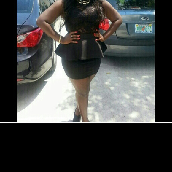 A simple black dress - Picture 4 of 4