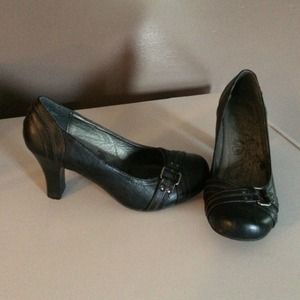 Very cute black heels.