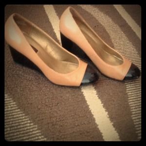 Bandolino tan/black wedge