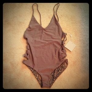 Acacia Florence Full Piece in Fig