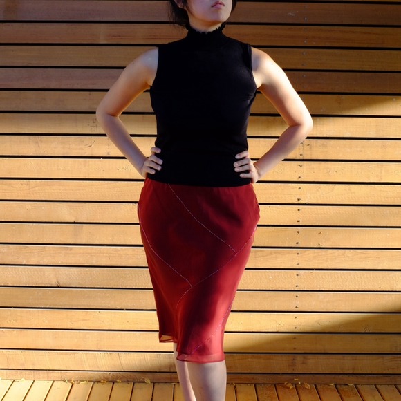 Gorgeous fiery red mid-leg length skirt. Lovely! - Picture 1 of 3