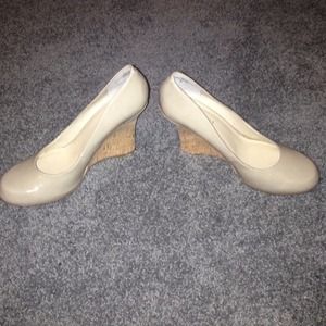 NWOT Nine West nude patent leather wedge heel