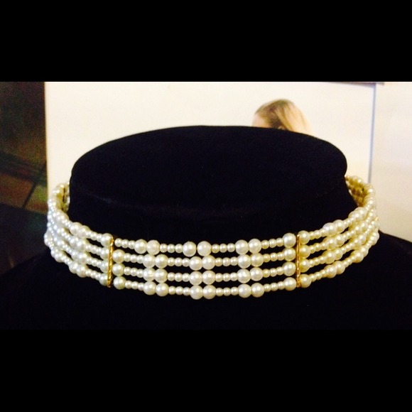 Gorgeous sexy white pearl choker w/gold detail