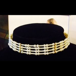 Gorgeous sexy white pearl choker w/gold detail