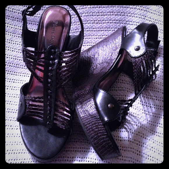 Brand New Beautiful Black Snake Pattern Wedge