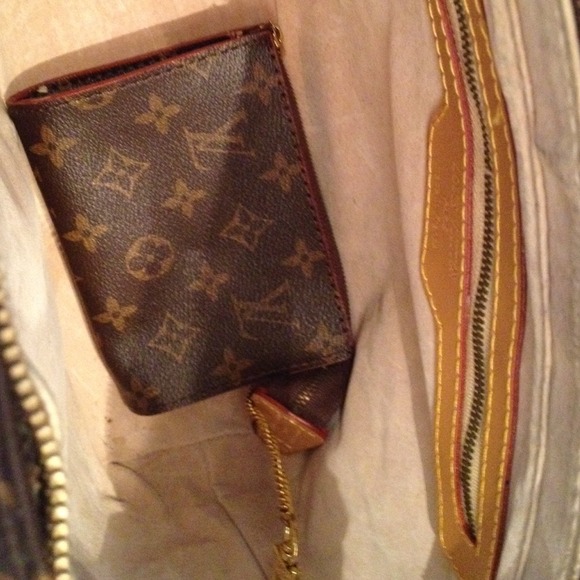 LV Monogram Canvas Luco Tote - Picture 3 of 4