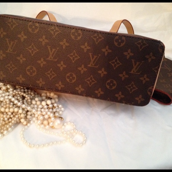 LV Monogram Canvas Luco Tote - Picture 4 of 4