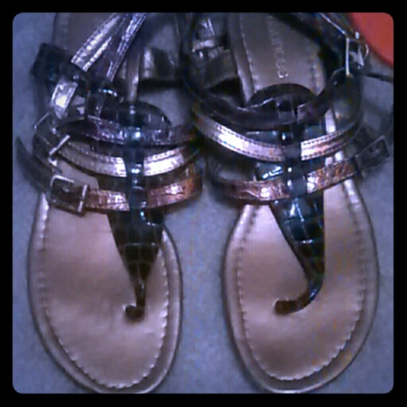 Im selling Maurice sandals