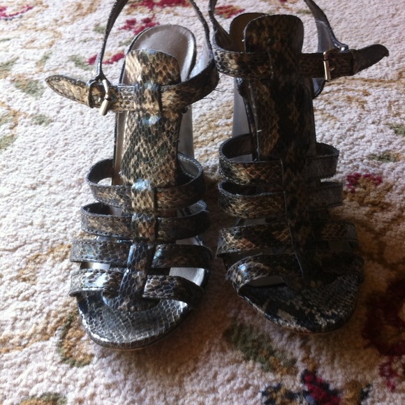 Nine West snake skin print wedges - Picture 2 of 3