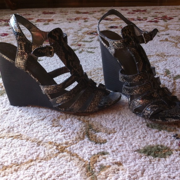 Nine West snake skin print wedges - Picture 3 of 3