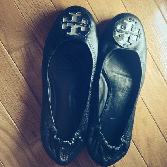 TORY BURCH black leather flats sz 10