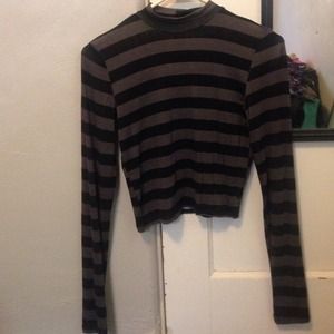 A long sleeved black and grey crop top