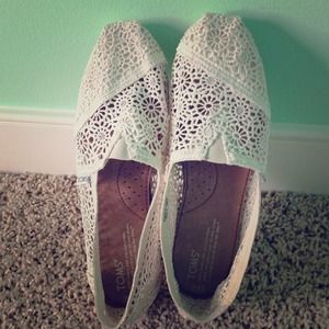 Toms Morocco Crochet classic NWOT