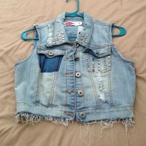 No sleeve light denim jacket :)