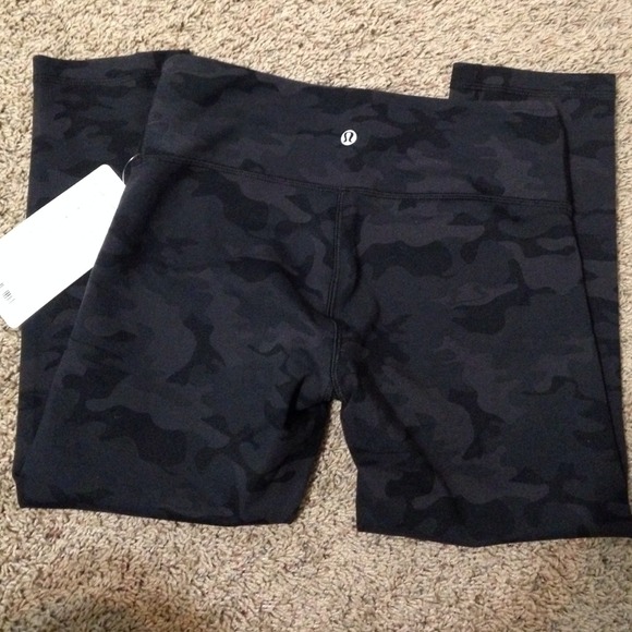 NWT Camo WU crops