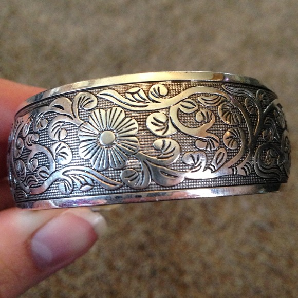 Silver Floral Cuff Bracelet❌SOLD❌ - Picture 2 of 3