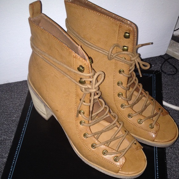 Peep-toe lace-up boot