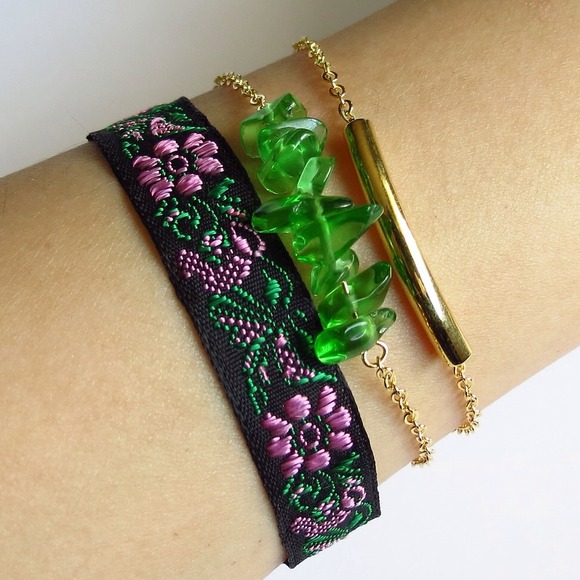 Emerald rock bracelet with pouch. - Picture 2 of 2