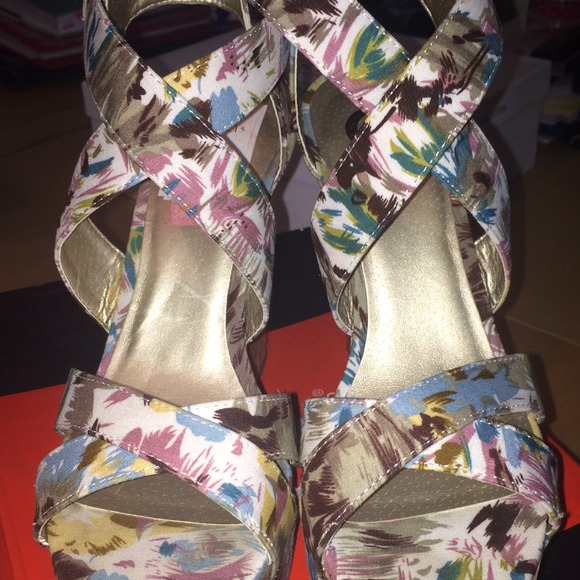 Guess wedges
