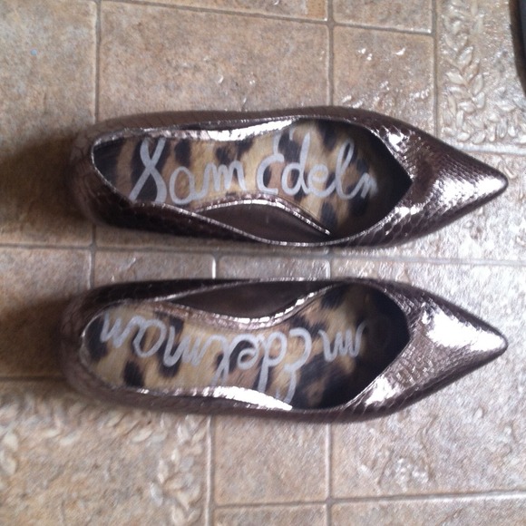 Silver metallic snake print pointy flats