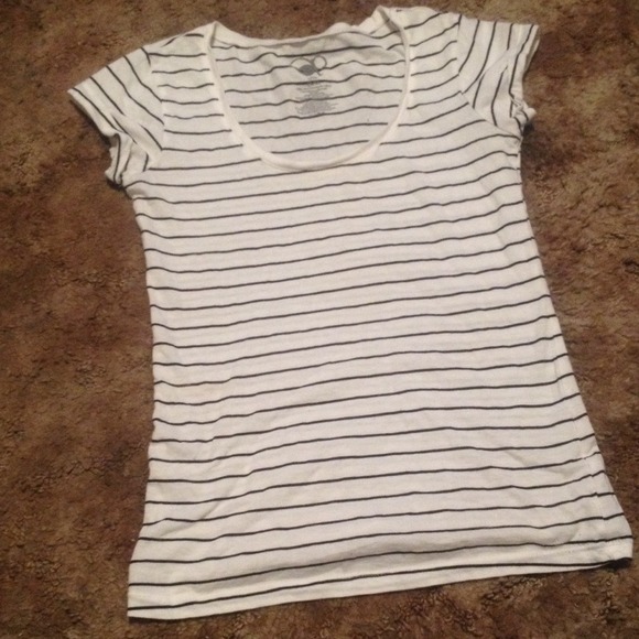 💜White shirt with black strips!