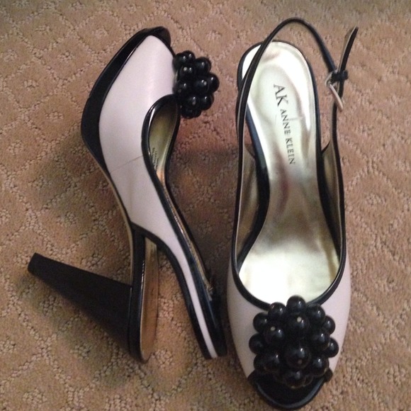 Cream and black Anne klein shoes - Picture 2 of 2