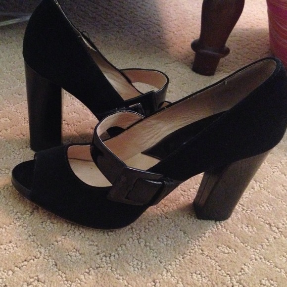 Michael Kors suede pumps. Buckle strap. - Picture 2 of 3