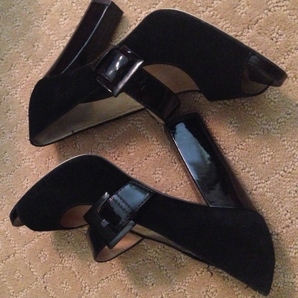 Michael Kors suede pumps. Buckle strap. - Picture 3 of 3