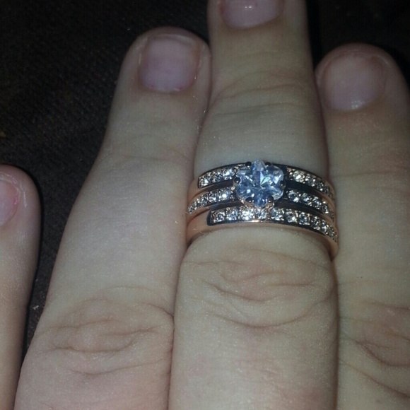 9kt gf 3 piece ring set - Picture 3 of 4