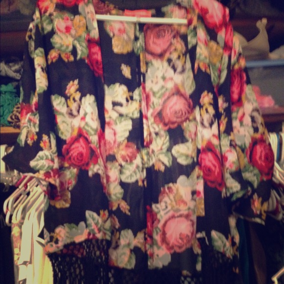 Floral kimono with fringe