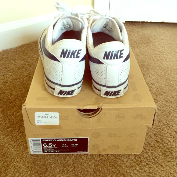 White/ Navy Blue Sweet Classic Nike