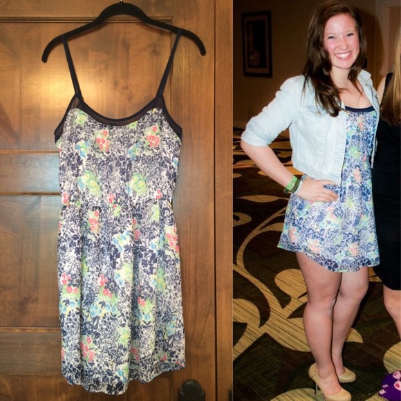 Hollister Dresses & Skirts - Floral Hollister Dress