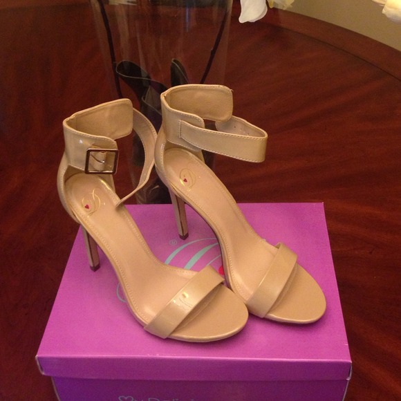 *SOLD* Dark beige patent leather sandals.