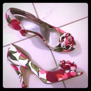Flower design peep toe heels