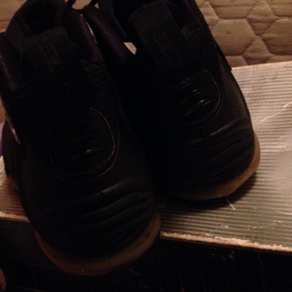 Nikes - Picture 4 of 4