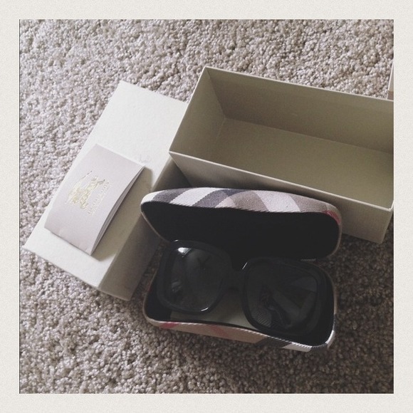 Oversized Burberry Sunglasses. Glamorous, trendy.