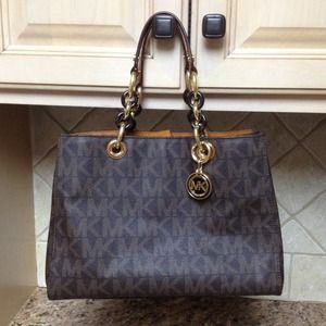 Authenic Michael Kors Cynthia satchel