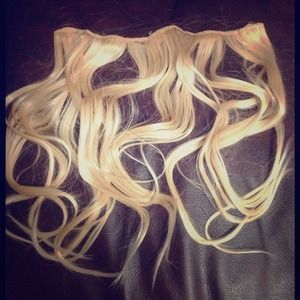 Blonde hair stension