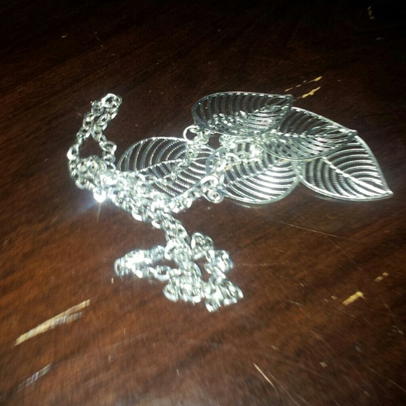 Silver leaf necklese - Picture 2 of 2