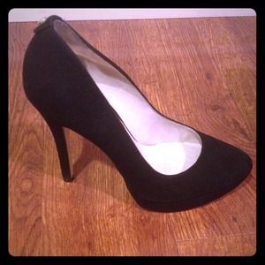Michael Michael Kors black suede pumps