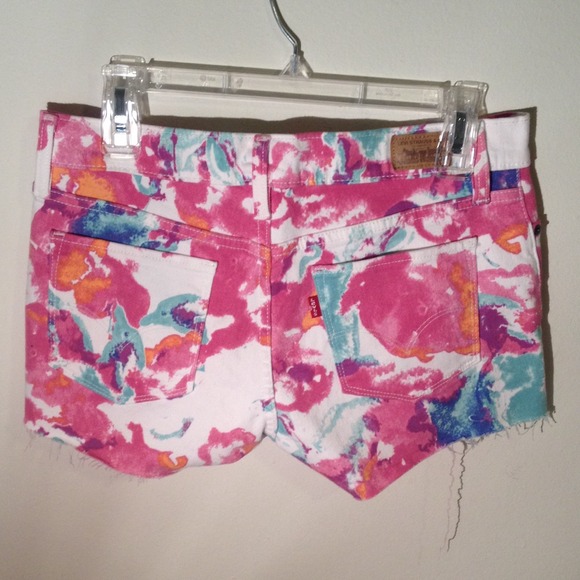 ❌BUNDLED❌ LEVI's Printed Denim Shorts - Picture 2 of 4