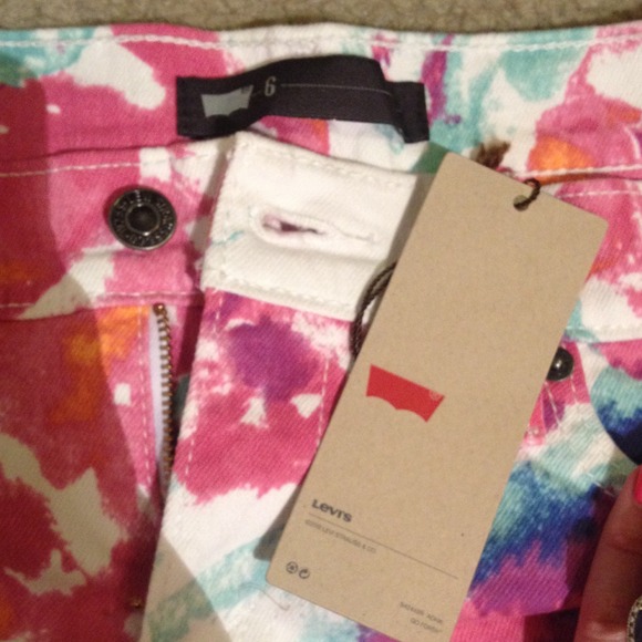 ❌BUNDLED❌ LEVI's Printed Denim Shorts - Picture 3 of 4