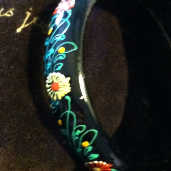 Hand Painted Bangle - Picture 4 of 4