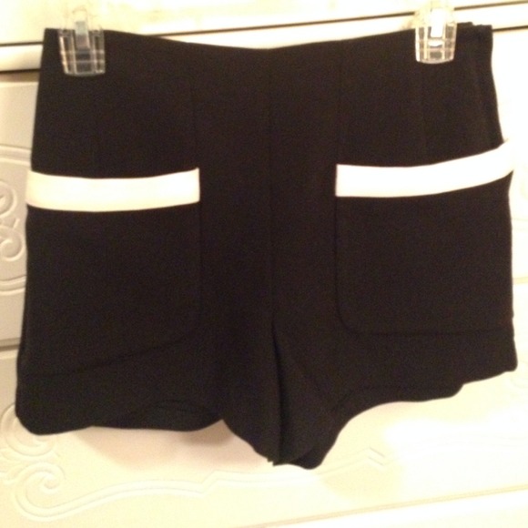 *NEW* Black & White High Waisted Shorts⚫️⚪️